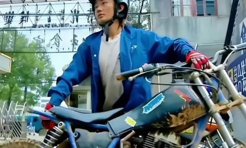 那个19岁追着记者跑的少年，赢了